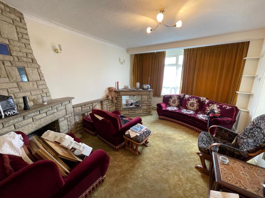 Lot: 7 - THREE-BEDROOM END-TERRACE HOUSE FOR IMPROVEMENT - Living Room